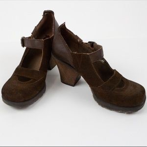 London Underground Vintage Leather Buckle Heels